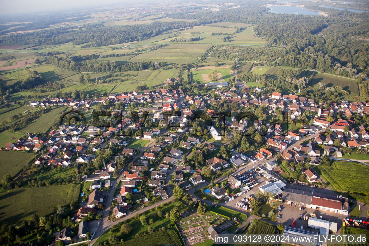 Dorf - Ansicht am Rande von landwirtschaftlichen Feldern und Nutzflächen im Ortsteil Helmlingen in Rheinau im Bundesland Baden-Württemberg, Deutschland