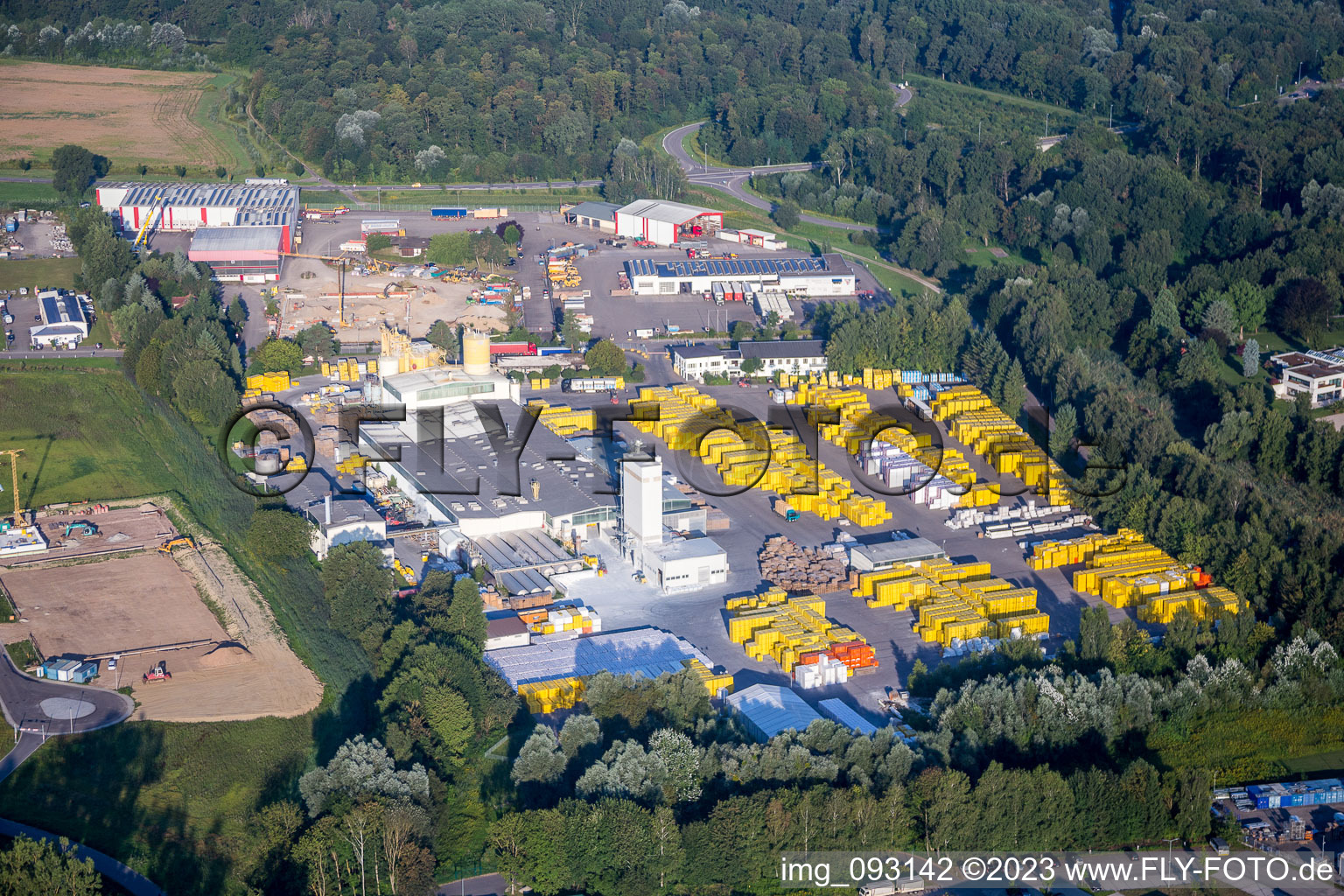 Luftbild von Gebäude und Produktionshallen auf dem Werksgelände Xella Deutschland GmbH im Ortsteil Freistett in Rheinau im Bundesland Baden-Württemberg