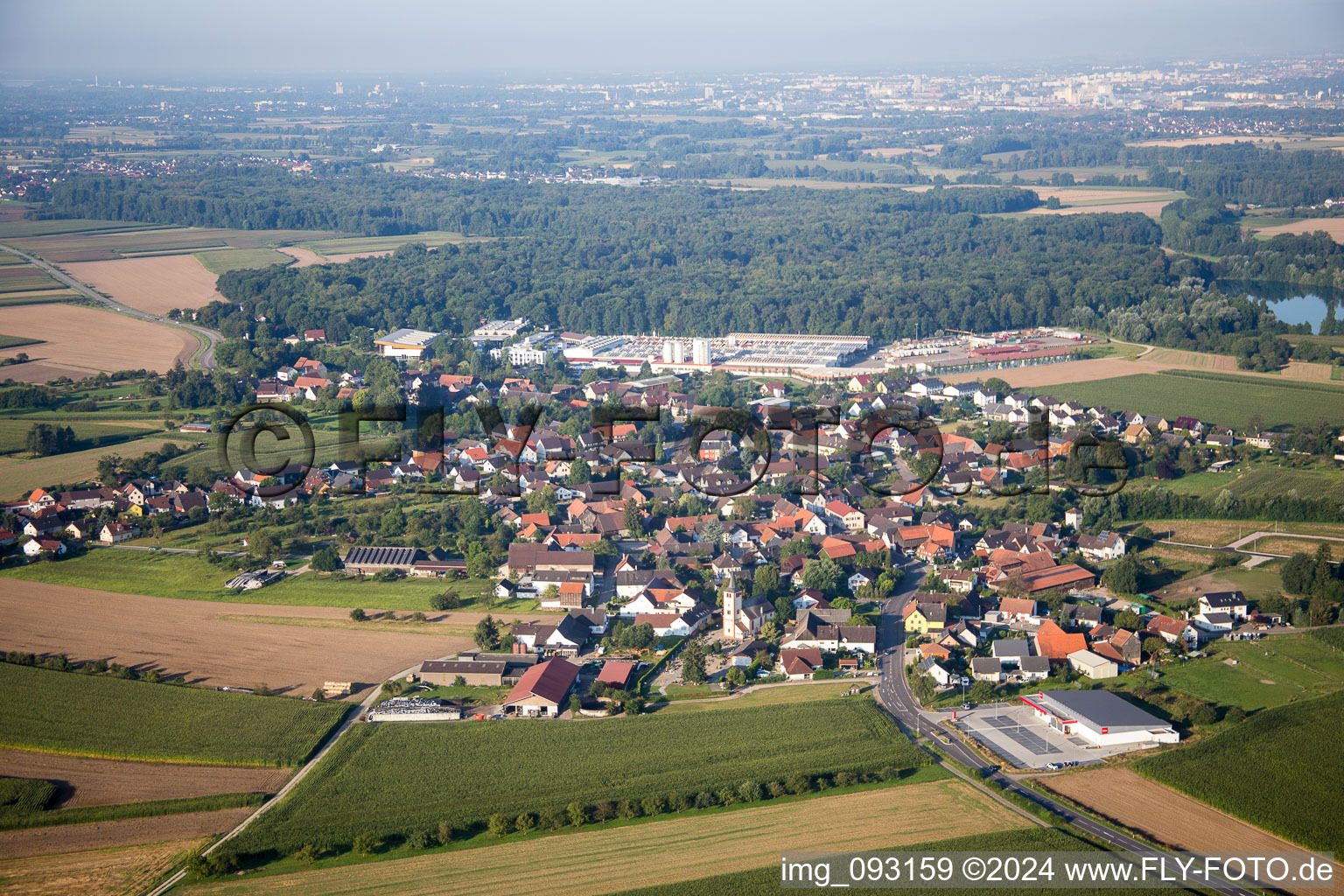 Dorf - Ansicht am Rande von Feldern und der Fertigbaufirma Weber-Haus im Ortsteil Linx in Rheinau im Bundesland Baden-Württemberg, Deutschland