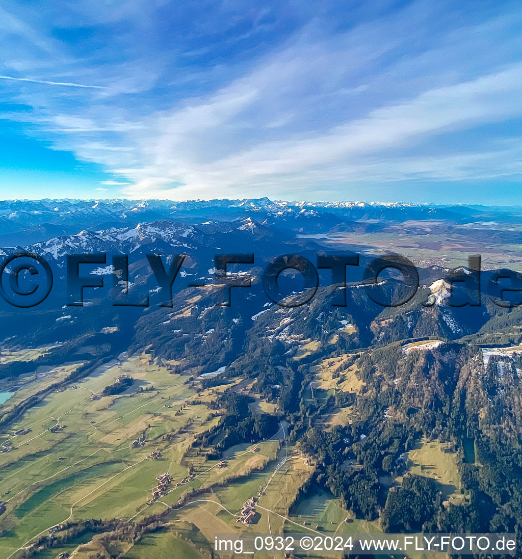 Brauneck und Alpenpanorama im Ortsteil Arzbach in Wackersberg im Bundesland Bayern, Deutschland