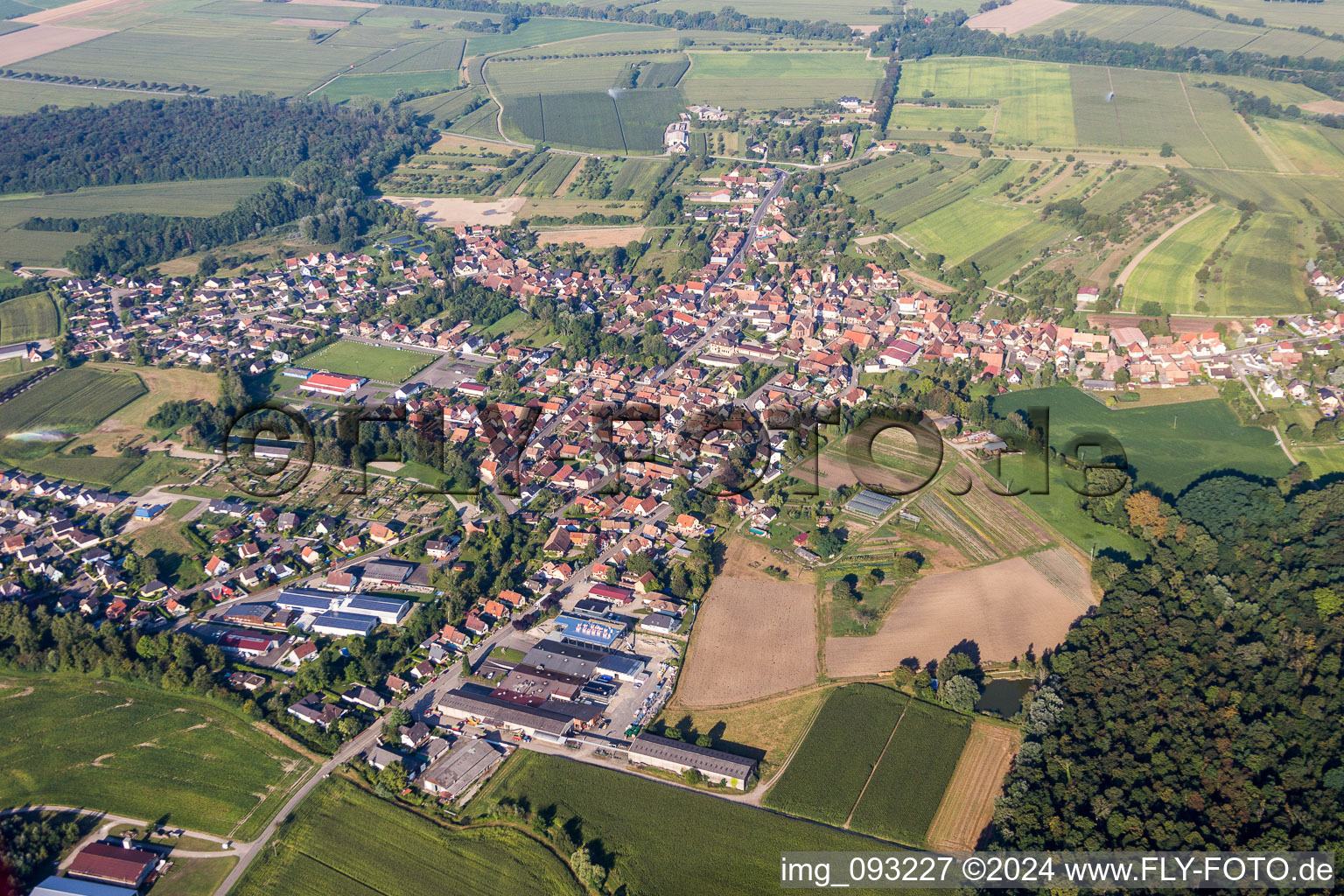 Ortsansicht der Straßen und Häuser der Wohngebiete in Obenheim in Grand Est im Bundesland Bas-Rhin, Frankreich