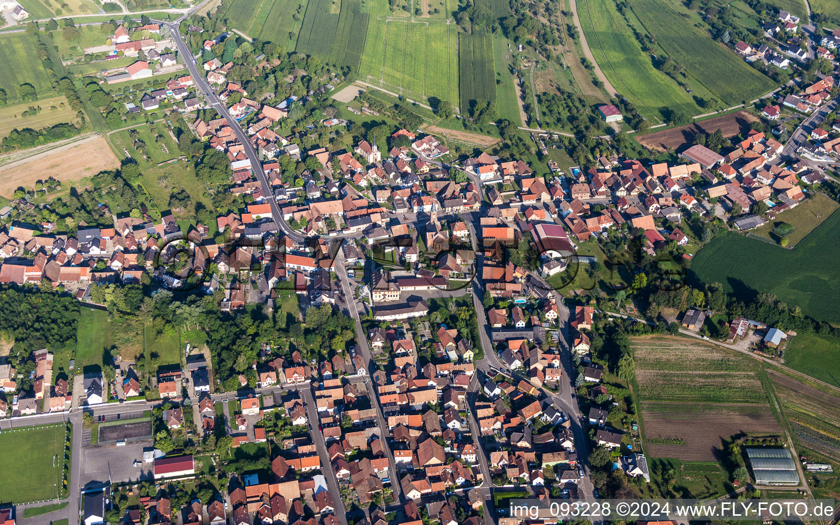 Luftbild von Ortsansicht der Straßen und Häuser der Wohngebiete in Obenheim in Grand Est im Bundesland Bas-Rhin, Frankreich