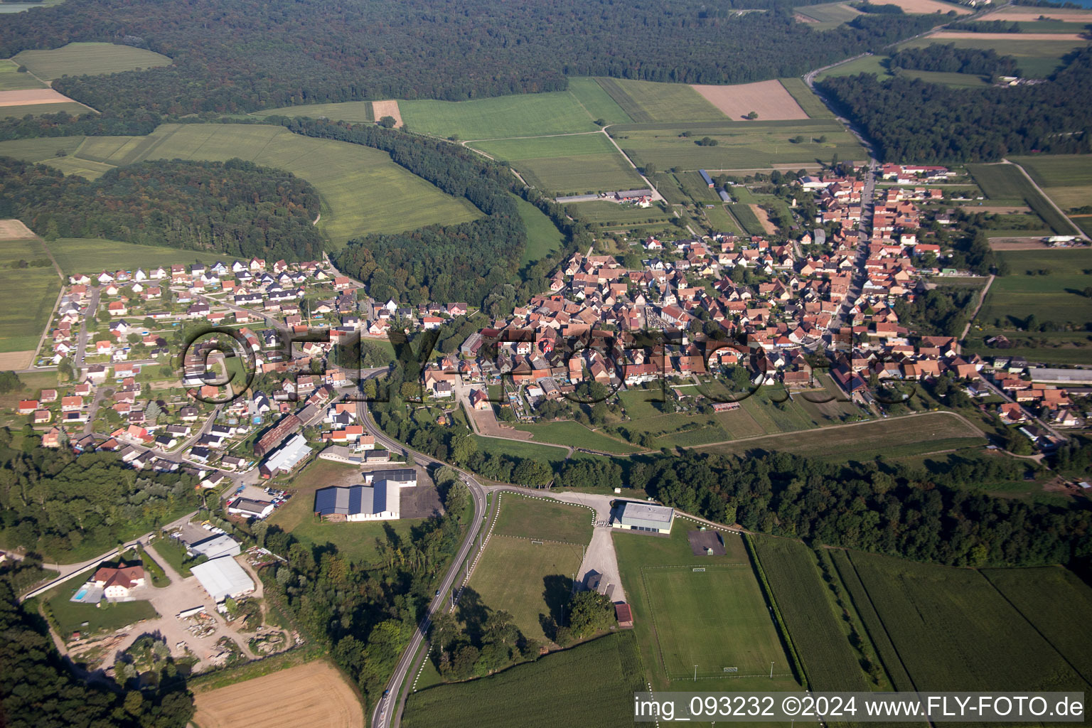 Dorf - Ansicht am Rande von landwirtschaftlichen Feldern und Nutzflächen in Herbsheim in Grand Est im Bundesland Bas-Rhin, Frankreich