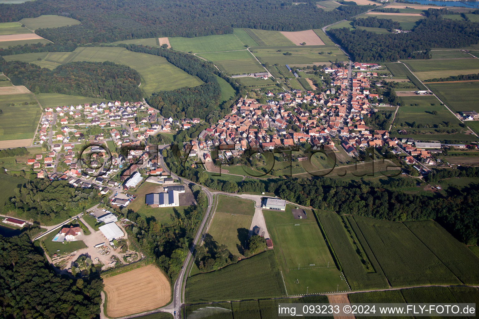 Luftbild von Dorf - Ansicht am Rande von landwirtschaftlichen Feldern und Nutzflächen in Herbsheim in Grand Est im Bundesland Bas-Rhin, Frankreich