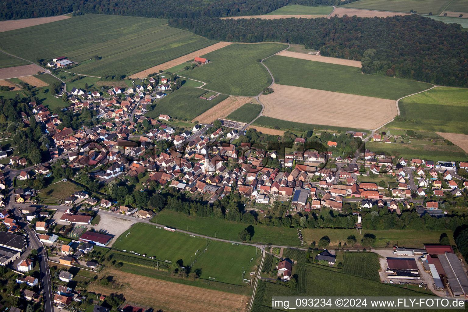 Luftaufnahme von Dorf - Ansicht am Rande von landwirtschaftlichen Feldern und Nutzflächen in Herbsheim in Grand Est im Bundesland Bas-Rhin, Frankreich