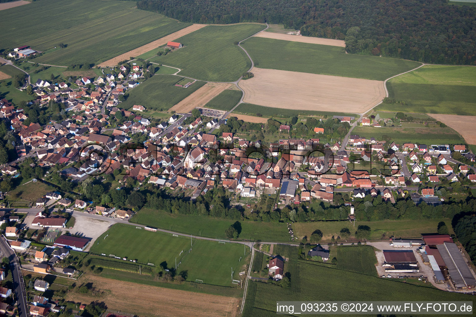 Schrägluftbild von Dorf - Ansicht am Rande von landwirtschaftlichen Feldern und Nutzflächen in Herbsheim in Grand Est im Bundesland Bas-Rhin, Frankreich