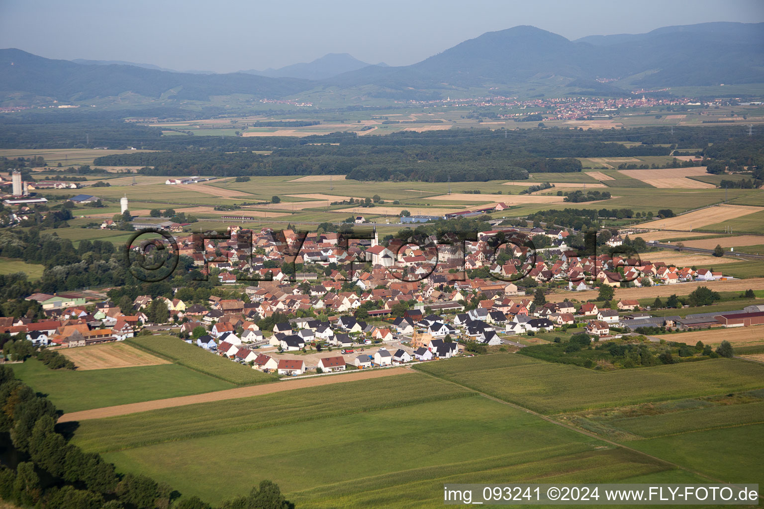 Luftbild von Dorfkern an den Fluß- Uferbereichen des Ill vor dem Panorama des Vogesenrandes in Sermersheim in Grand Est im Bundesland Bas-Rhin, Frankreich