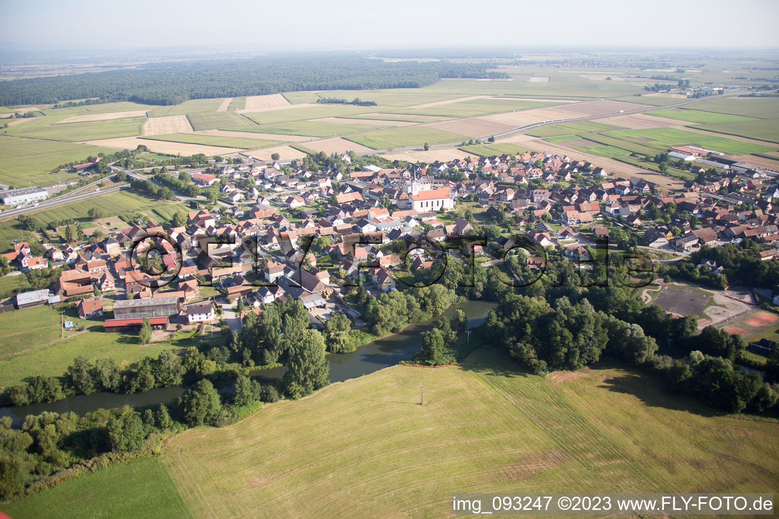Schrägluftbild von Sermersheim im Bundesland Bas-Rhin, Frankreich