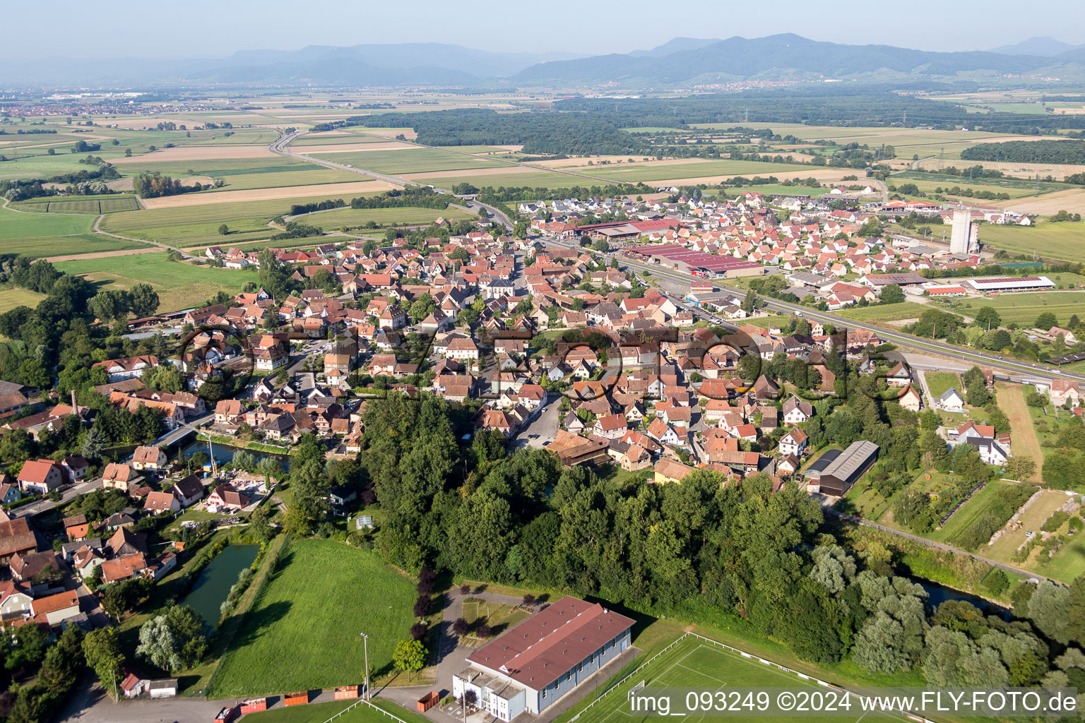 Dorf - Ansicht am Rande von landwirtschaftlichen Feldern und Nutzflächen in Kogenheim in Grand Est im Bundesland Bas-Rhin, Frankreich