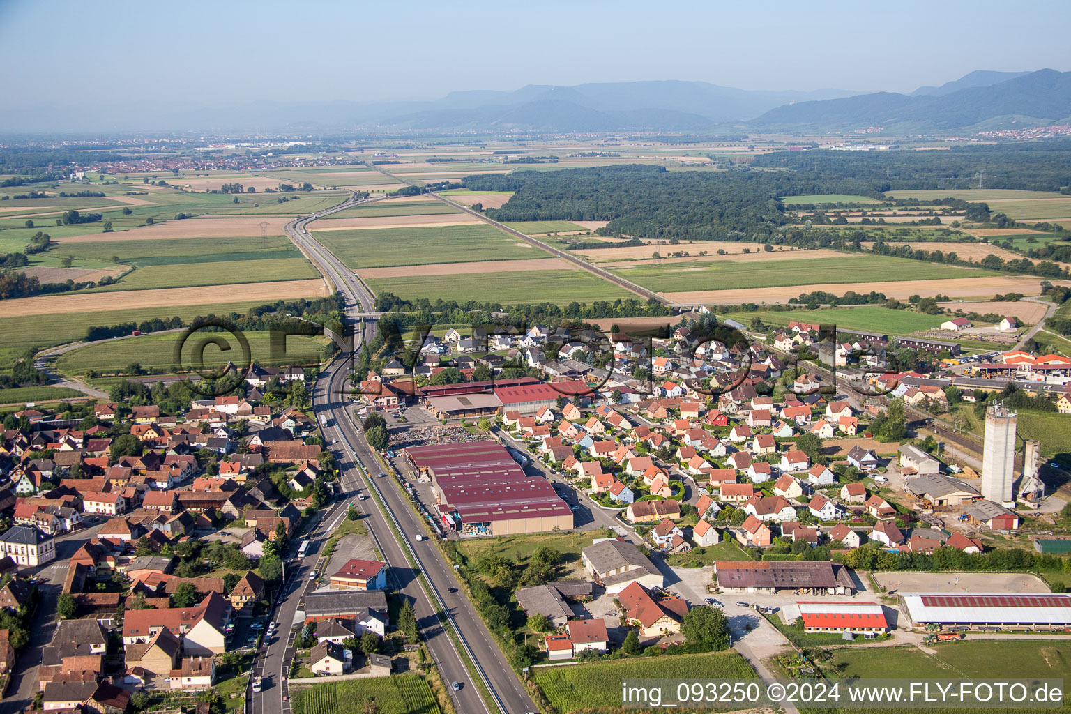 Luftbild von Dorf - Ansicht am Rande von landwirtschaftlichen Feldern und Nutzflächen in Kogenheim in Grand Est im Bundesland Bas-Rhin, Frankreich