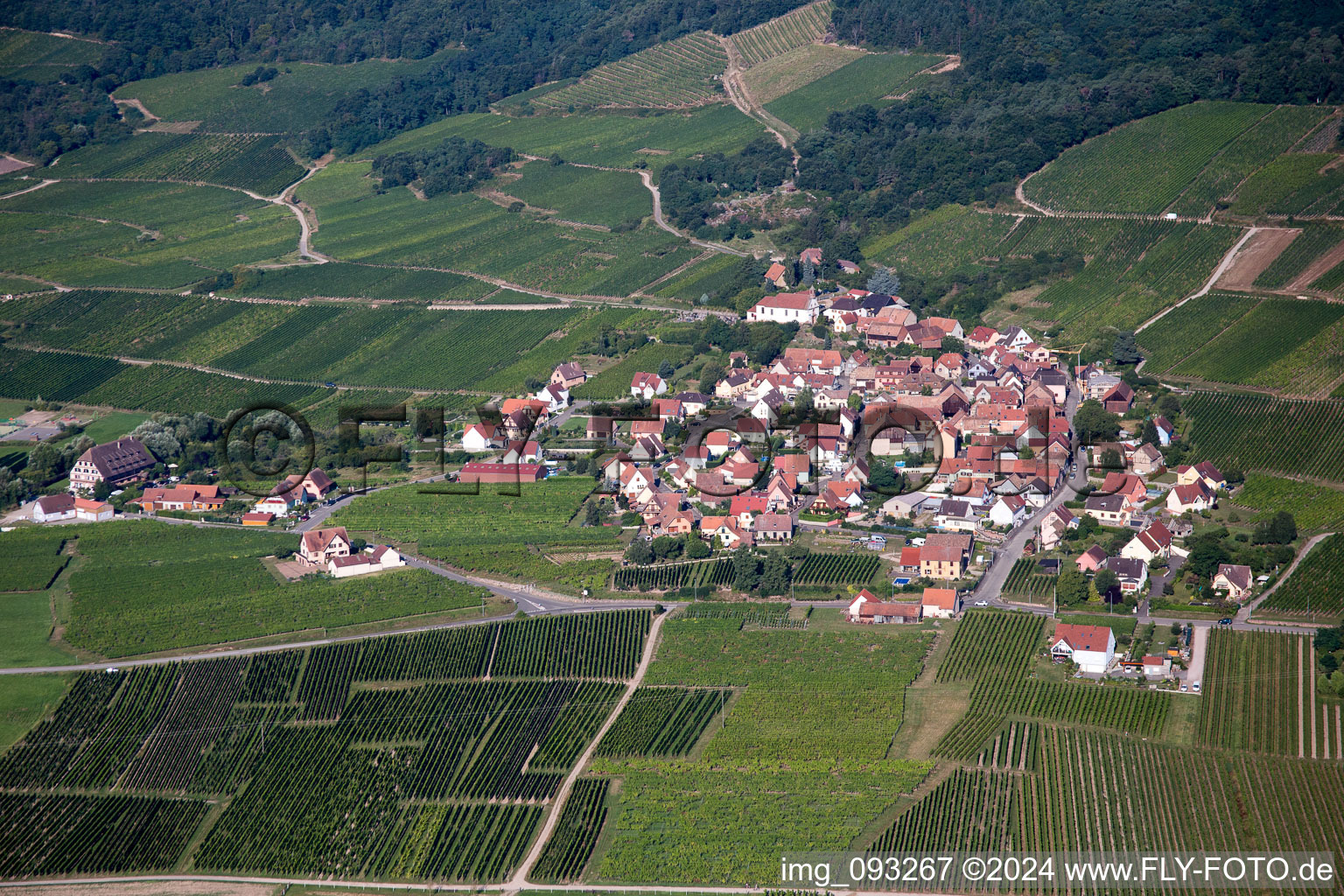 Luftbild von Dorf - Ansicht am Rande von landwirtschaftlichen Feldern und Nutzflächen in Dieffenthal in Grand Est im Bundesland Bas-Rhin, Frankreich
