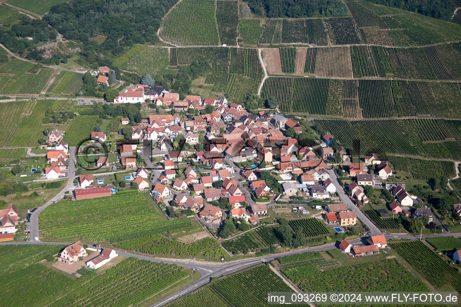 Luftaufnahme von Dorf - Ansicht am Rande von landwirtschaftlichen Feldern und Nutzflächen in Dieffenthal in Grand Est im Bundesland Bas-Rhin, Frankreich