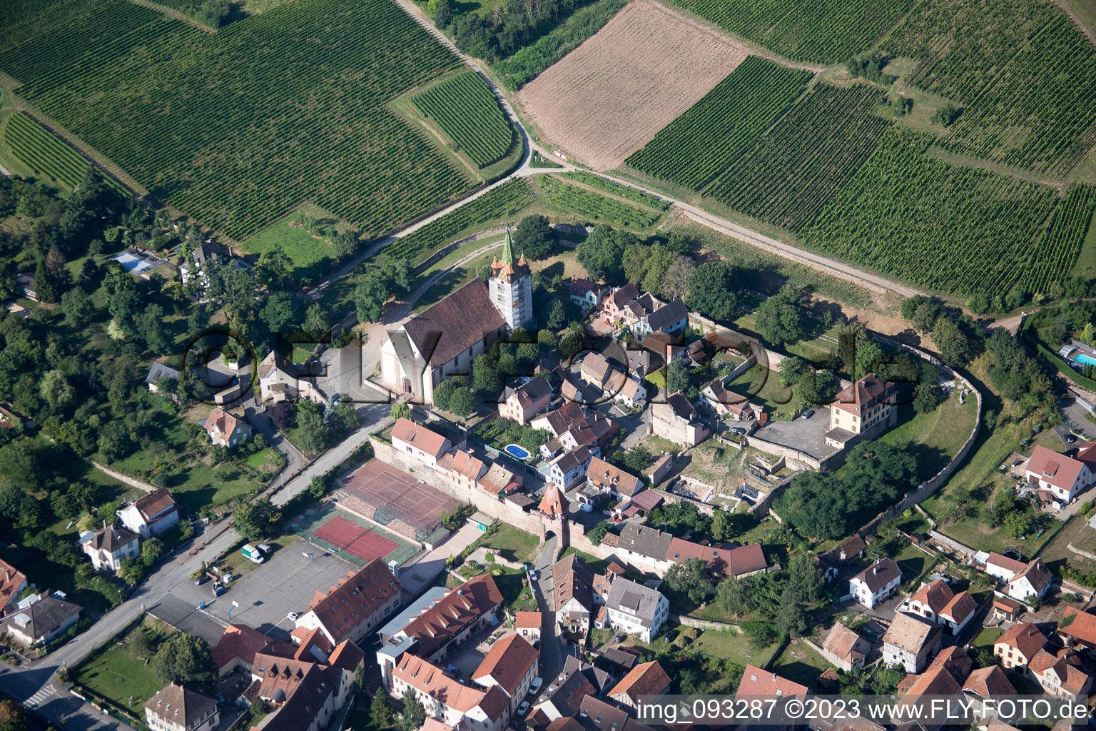 Schrägluftbild von Châtenois im Bundesland Bas-Rhin, Frankreich