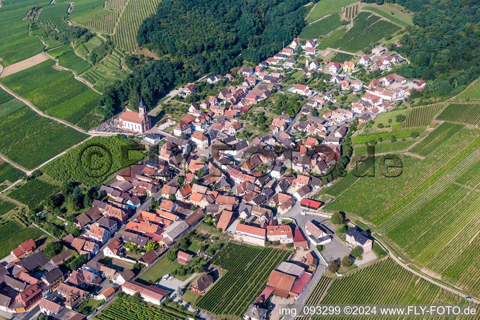 Dorf - Ansicht am Rande von landwirtschaftlichen Feldern und Nutzflächen in Orschwiller in Grand Est im Bundesland Bas-Rhin, Frankreich