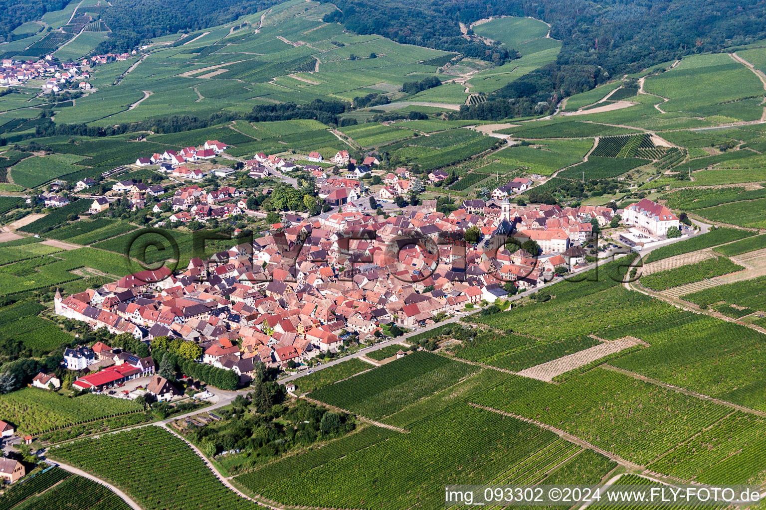 Dorf - Ansicht am Rande von Weinbergen in Saint-Hippolyte in Grand Est im Bundesland Haut-Rhin, Frankreich