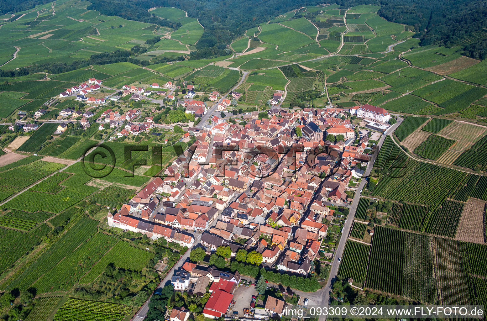Luftbild von Dorf - Ansicht am Rande von Weinbergen in Saint-Hippolyte in Grand Est im Bundesland Haut-Rhin, Frankreich