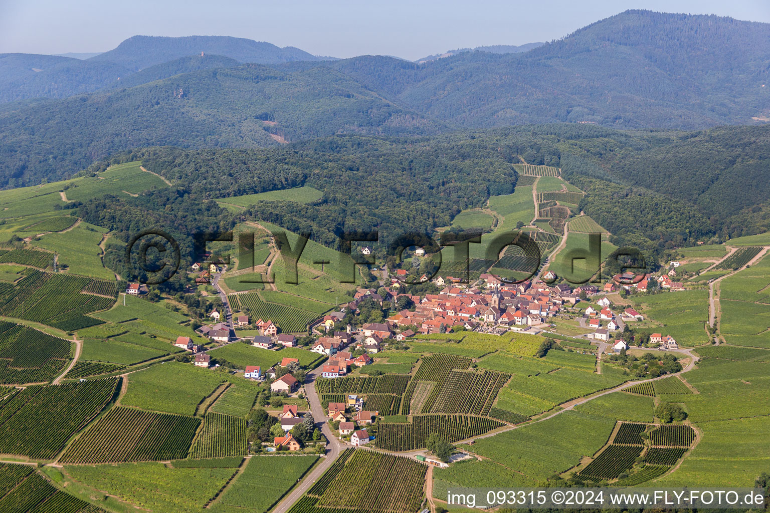 Dorf - Ansicht am Rande von landwirtschaftlichen Feldern und Nutzflächen in Rodern in Grand Est im Bundesland Haut-Rhin, Frankreich