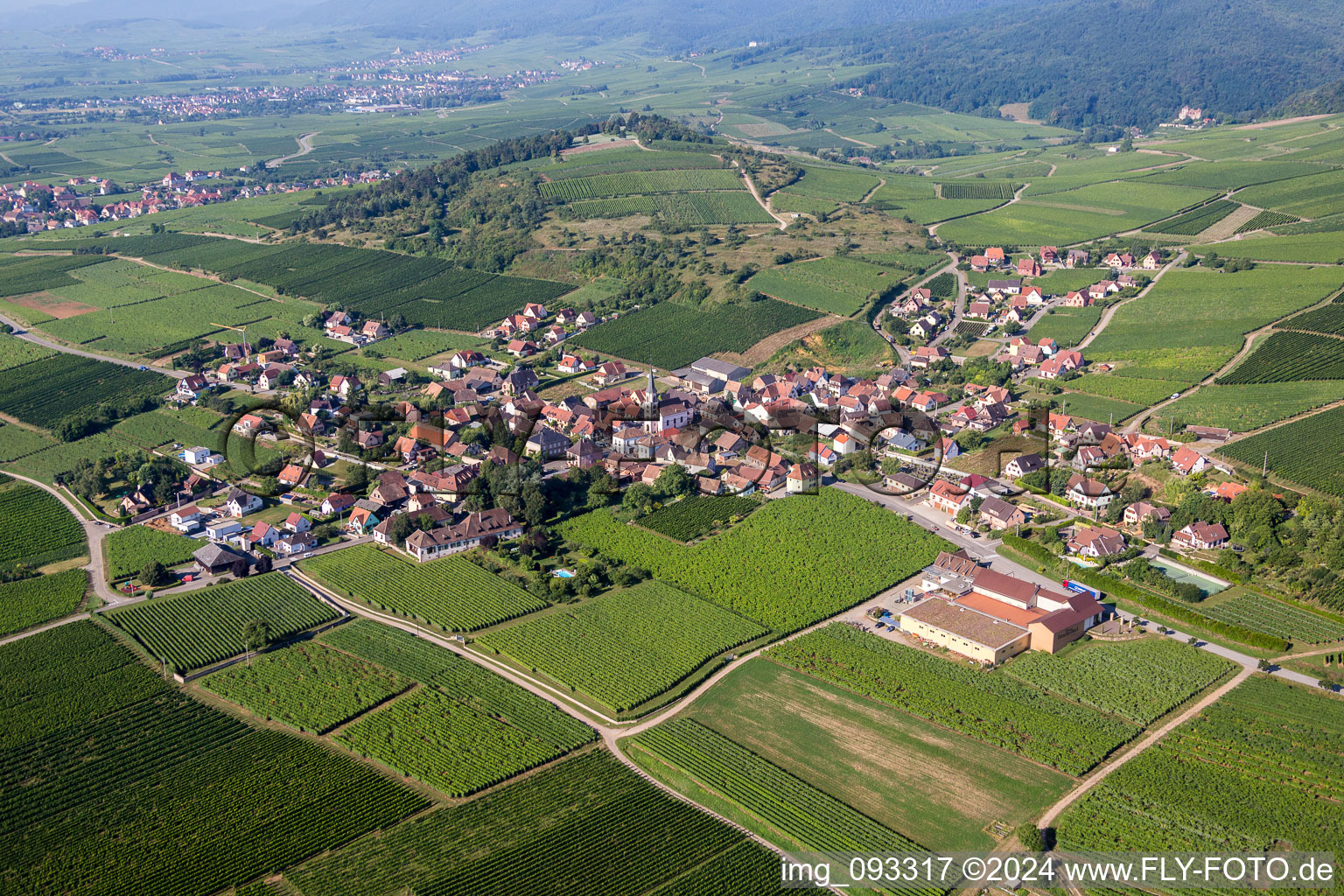 Dorf - Ansicht am Rande von landwirtschaftlichen Feldern und Nutzflächen in Rorschwihr in Grand Est im Bundesland Haut-Rhin, Frankreich