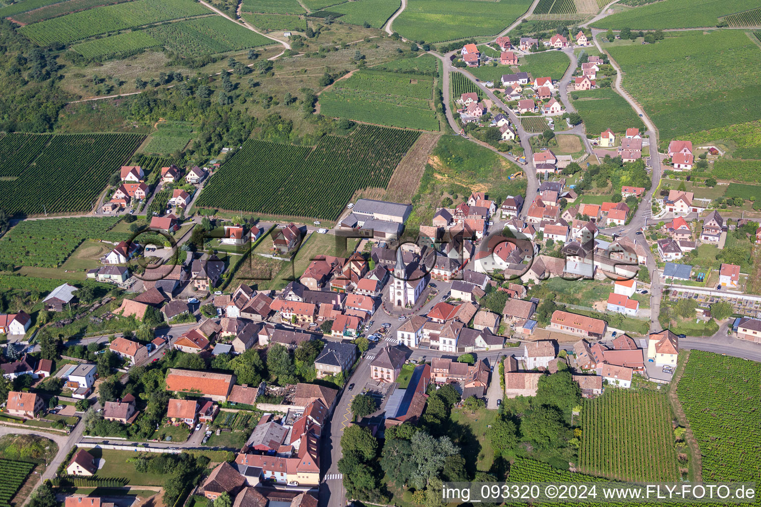 Luftbild von Dorf - Ansicht am Rande von landwirtschaftlichen Feldern und Nutzflächen in Rorschwihr in Grand Est im Bundesland Haut-Rhin, Frankreich