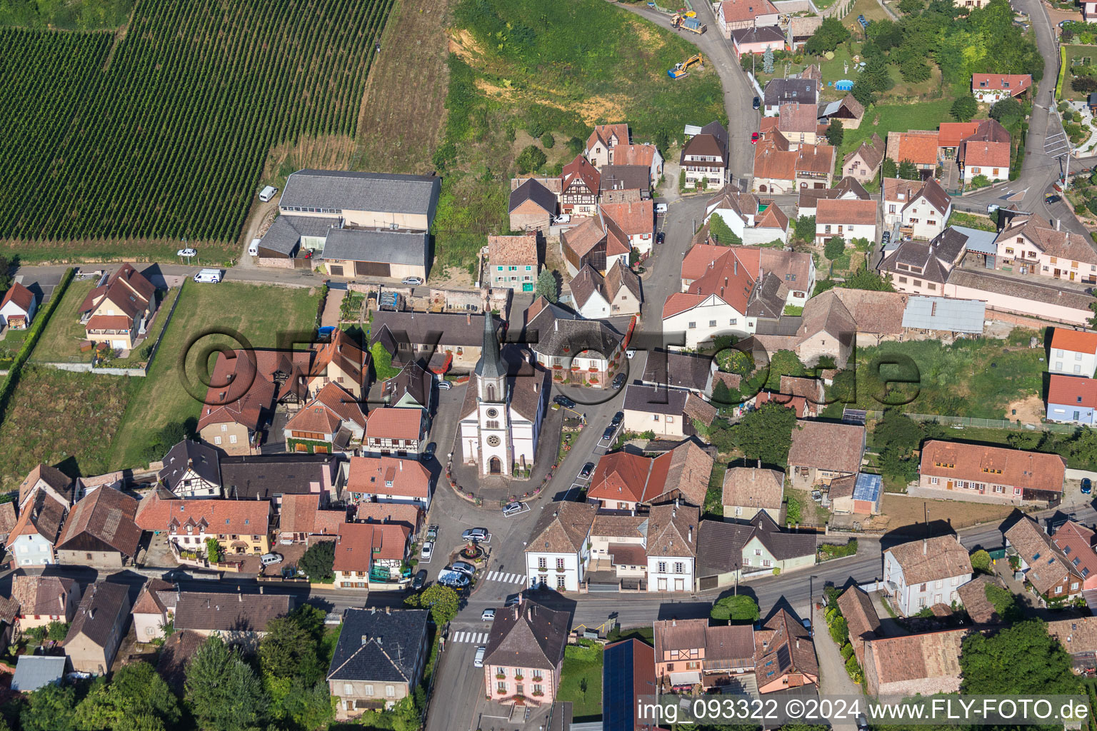 Luftaufnahme von Dorf - Ansicht am Rande von landwirtschaftlichen Feldern und Nutzflächen in Rorschwihr in Grand Est im Bundesland Haut-Rhin, Frankreich