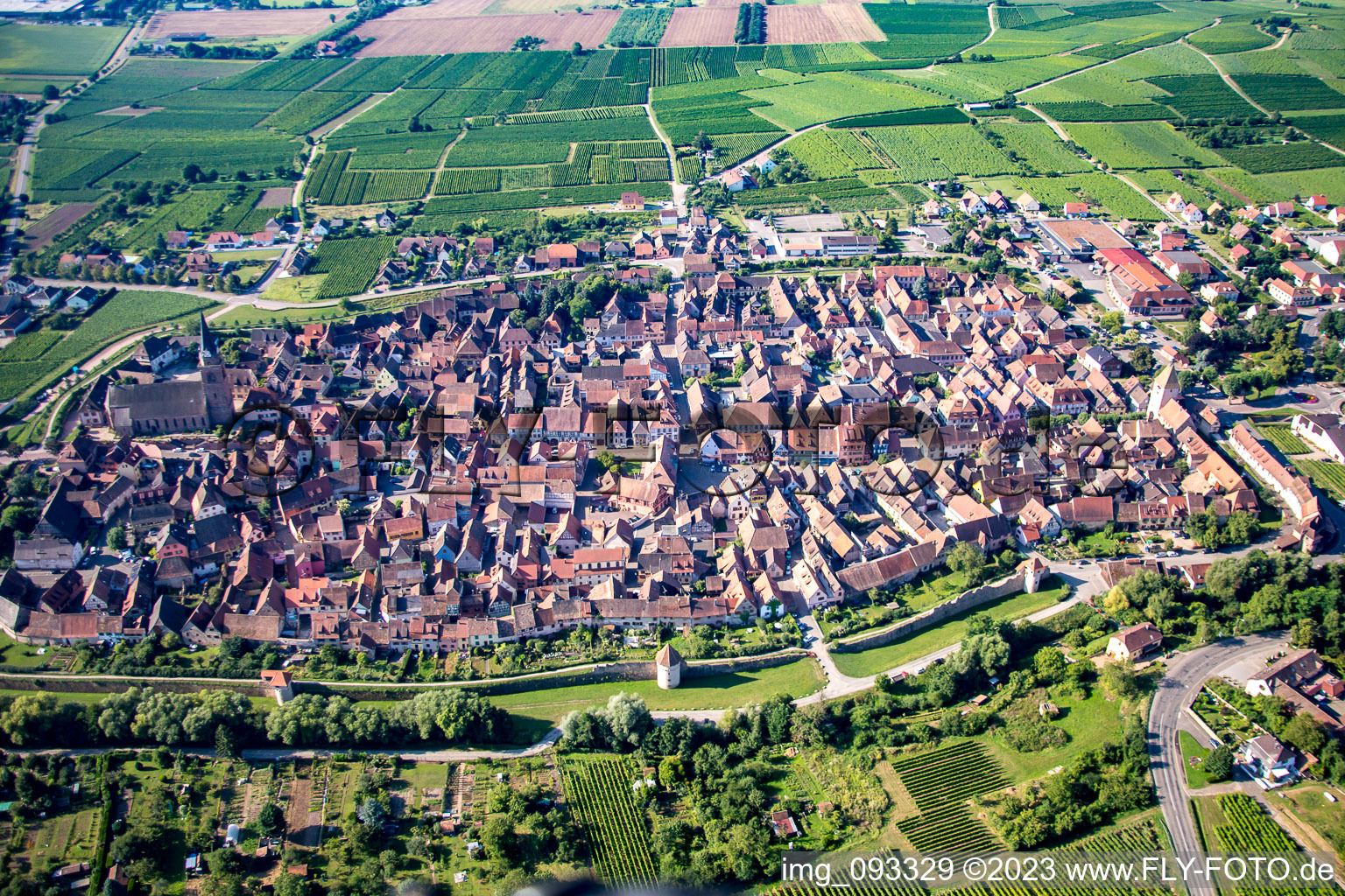 Altstadtbereich und Innenstadtzentrum der mittelalterlichen Weinstadt Bergheim in Alsace-Champagne-Ardenne-Lorraine im Bundesland Haut-Rhin, Frankreich