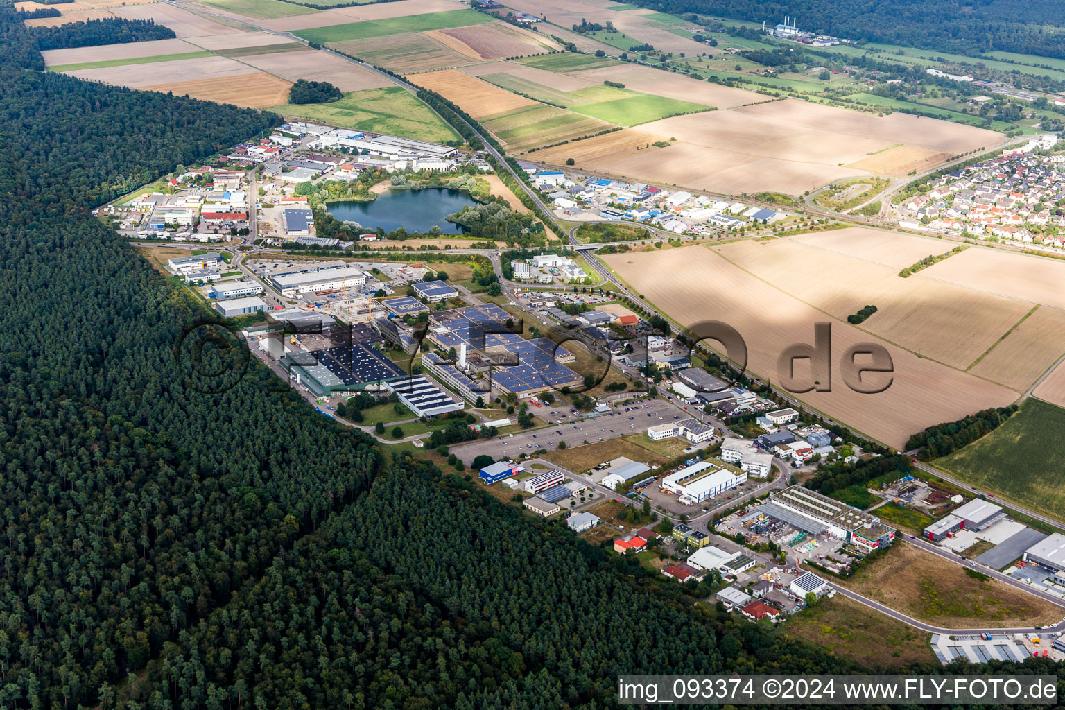 Luftbild von Industrie- und Gewerbegebiet mit IWK Verpackungstechnik GmbH in Stutensee im Ortsteil Blankenloch im Bundesland Baden-Württemberg, Deutschland