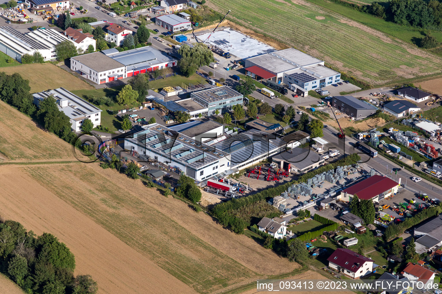 Luftaufnahme von Gewerbegebiet und Firmenansiedlung Nord im Ortsteil Jöhlingen in Walzbachtal im Bundesland Baden-Württemberg, Deutschland