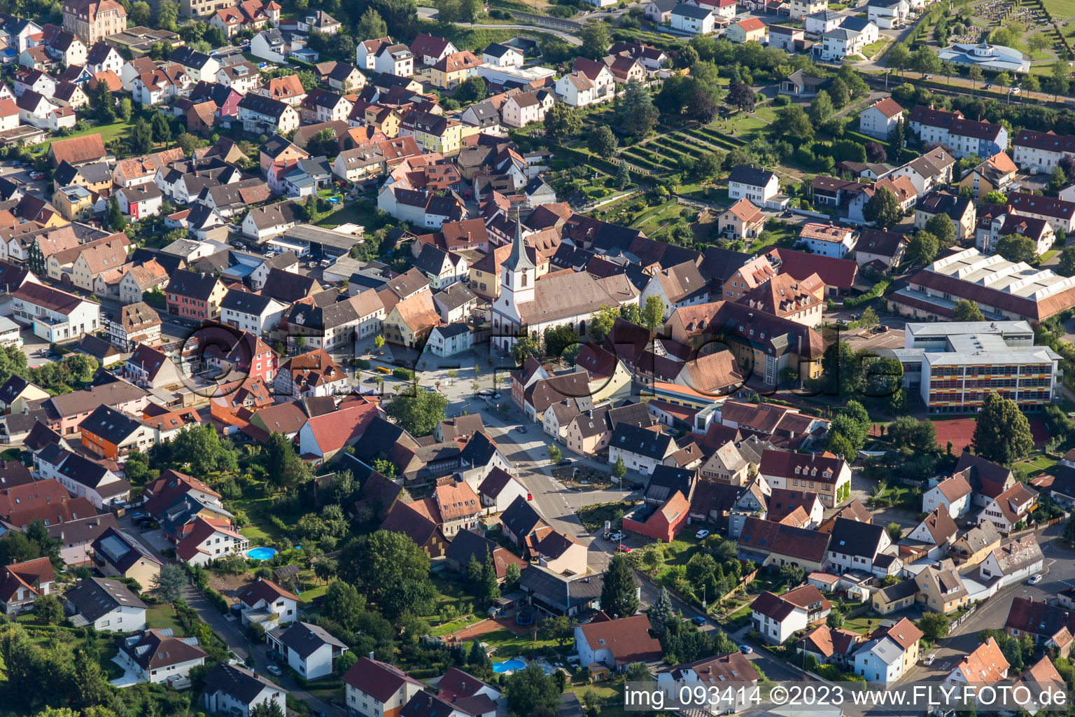 Luftbild von Ortsansicht der Straßen und Häuser der Wohngebiete im Ortsteil Jöhlingen in Walzbachtal im Bundesland Baden-Württemberg, Deutschland