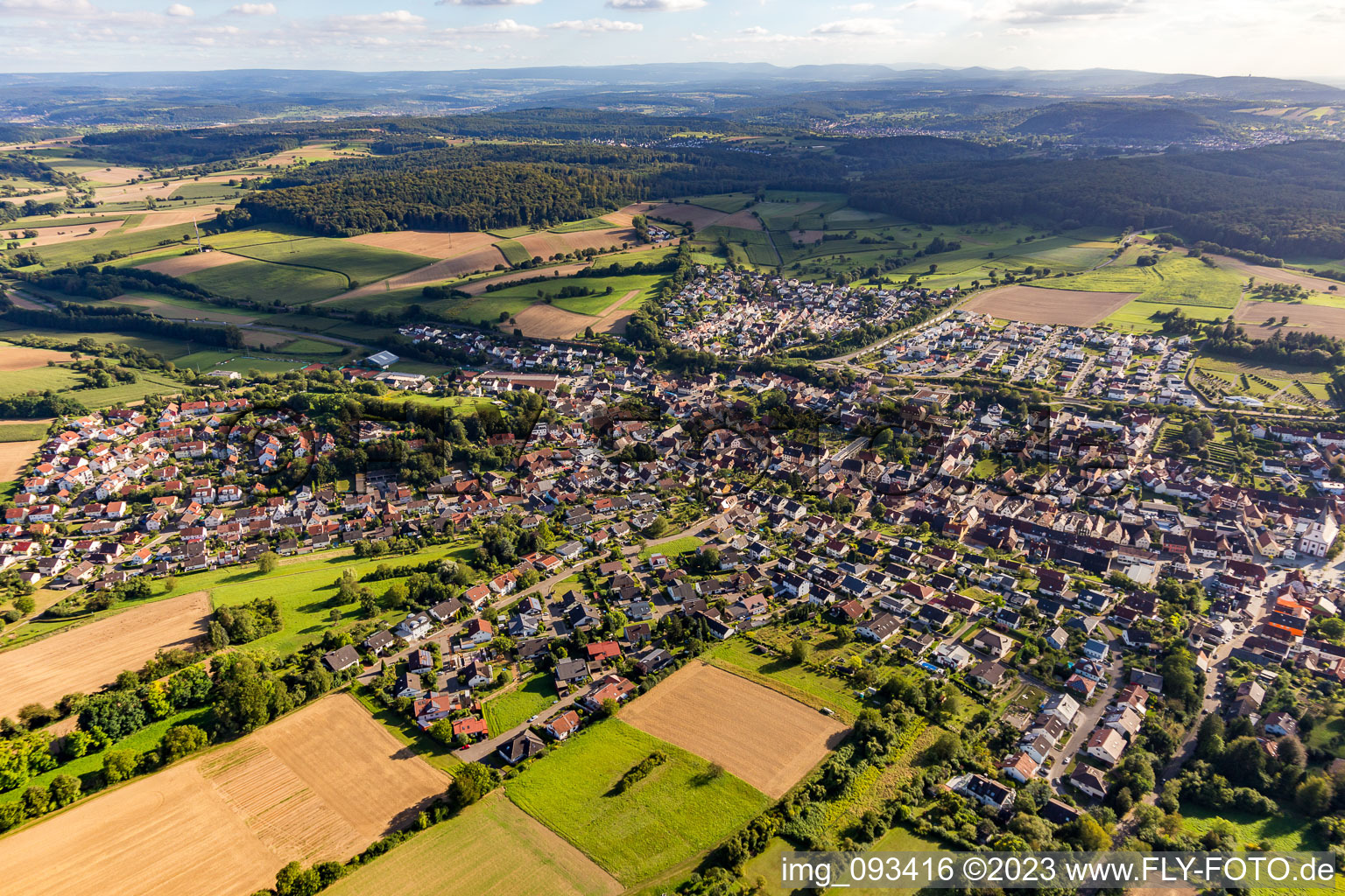Luftaufnahme von Ortsansicht der Straßen und Häuser der Wohngebiete im Ortsteil Jöhlingen in Walzbachtal im Bundesland Baden-Württemberg, Deutschland