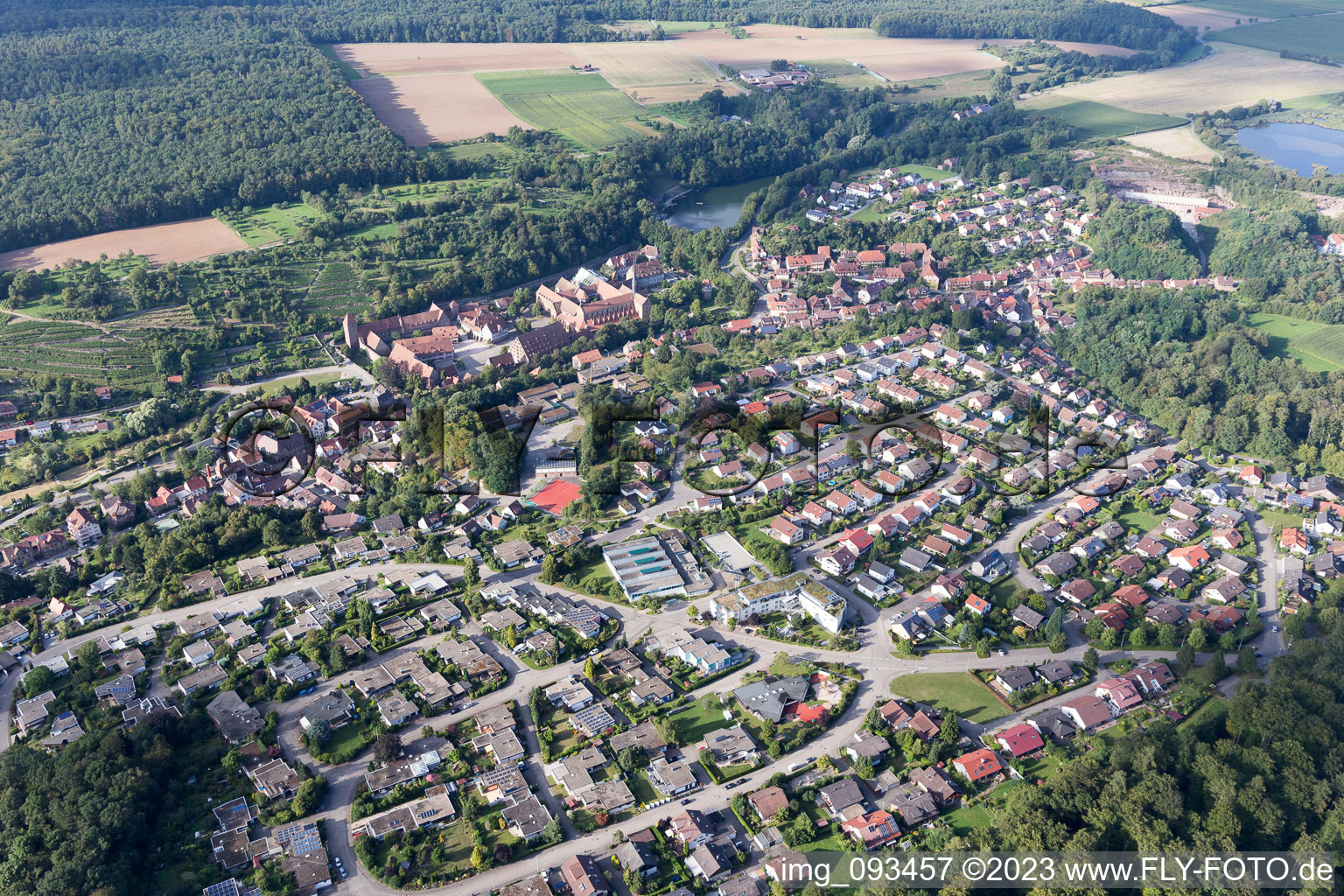 Maulbronn im Bundesland Baden-Württemberg, Deutschland von der Drohne aus gesehen