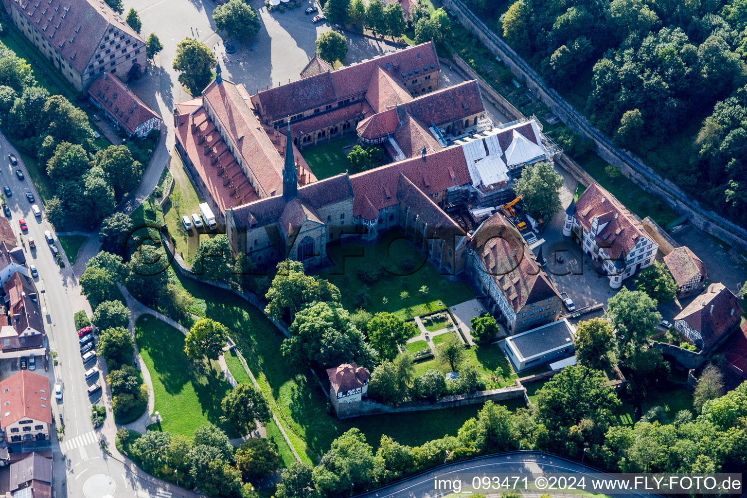 Luftbild von Gebäudekomplex des Klosters Maulbronn in Maulbronn im Bundesland Baden-Württemberg, Deutschland