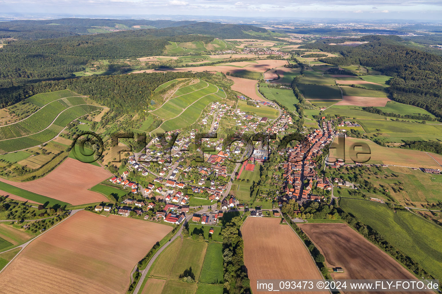 Dorf - Ansicht am Rande von landwirtschaftlichen Feldern und Nutzflächen in Schützingen im Bundesland Baden-Württemberg, Deutschland