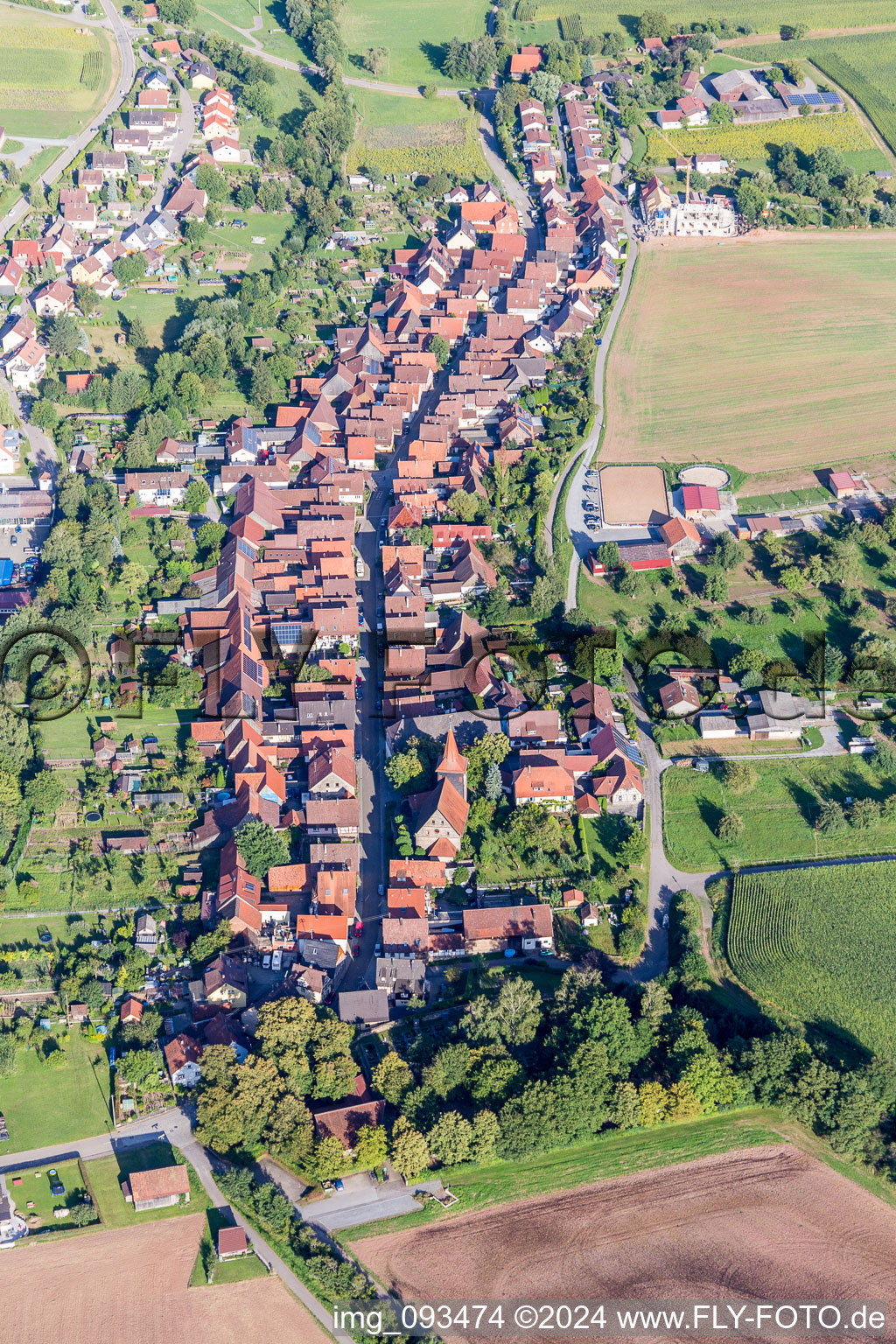 Luftbild von Dorf - Ansicht am Rande von landwirtschaftlichen Feldern und Nutzflächen in Schützingen im Bundesland Baden-Württemberg, Deutschland