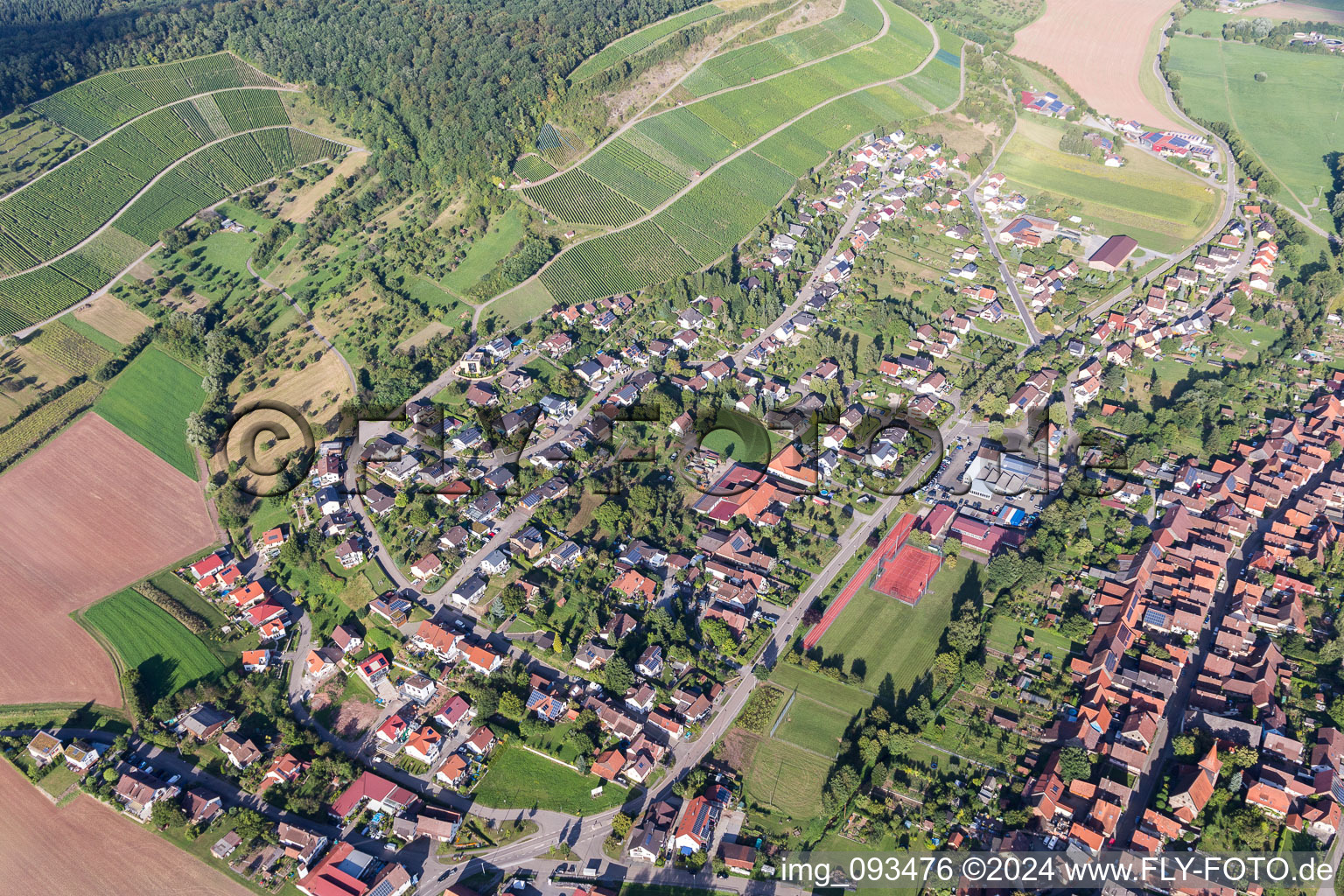 Luftaufnahme von Dorf - Ansicht am Rande von landwirtschaftlichen Feldern und Nutzflächen in Schützingen in Illingen im Bundesland Baden-Württemberg, Deutschland