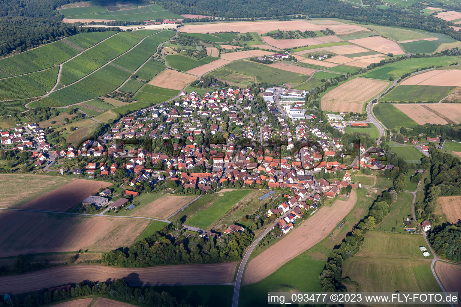 Dorf - Ansicht am Rande von landwirtschaftlichen Feldern und Nutzflächen in Vaihingen an der Enz im Ortsteil Gündelbach im Bundesland Baden-Württemberg, Deutschland