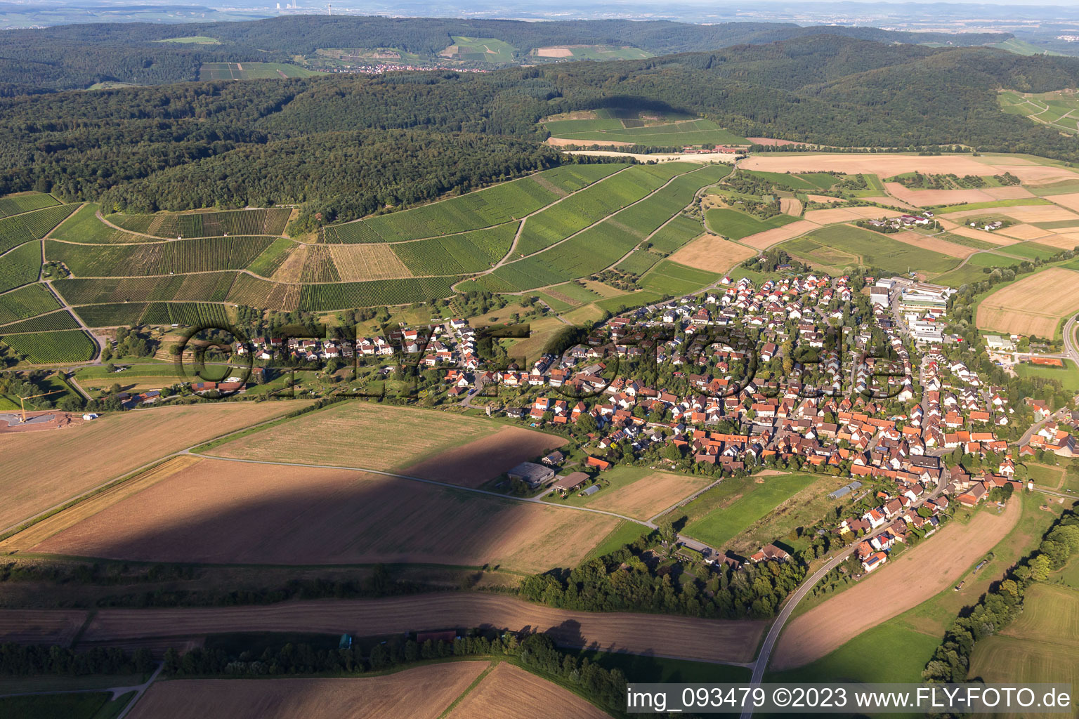 Luftbild von Dorf - Ansicht am Rande von landwirtschaftlichen Feldern und Nutzflächen in Vaihingen an der Enz im Ortsteil Gündelbach im Bundesland Baden-Württemberg, Deutschland