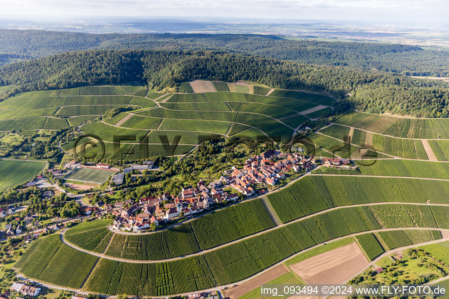 Luftaufnahme von Winzerdorf auf Weinberg in Hohenhaslach im Bundesland Baden-Württemberg, Deutschland
