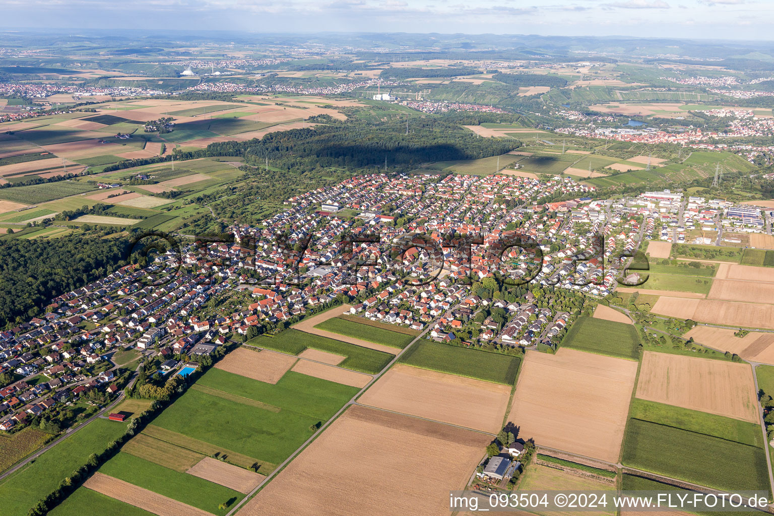 Ortsansicht der Straßen und Häuser der Wohngebiete in Löchgau im Bundesland Baden-Württemberg, Deutschland