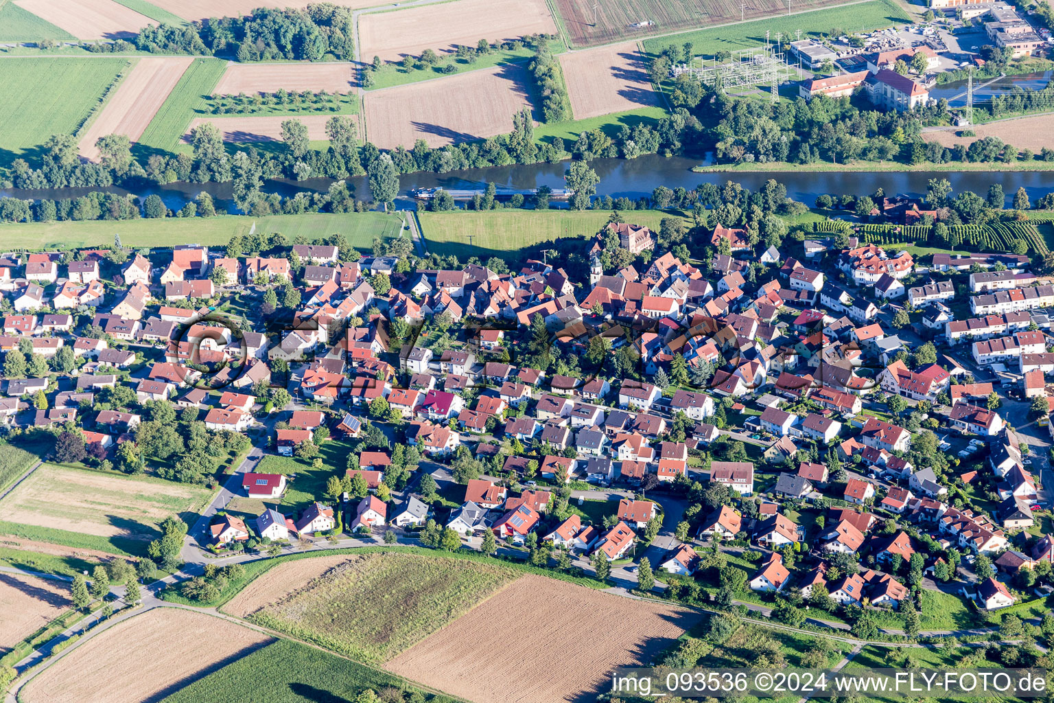 Dorfkern an den Fluß- Uferbereichen des Neckar im Ortsteil Kleiningersheim in Ingersheim im Bundesland Baden-Württemberg, Deutschland