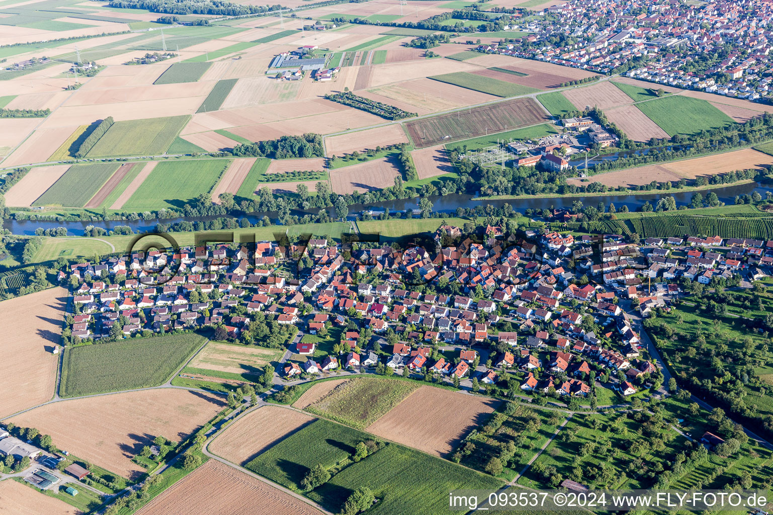 Luftbild von Dorfkern an den Fluß- Uferbereichen des Neckar im Ortsteil Kleiningersheim in Ingersheim im Bundesland Baden-Württemberg, Deutschland