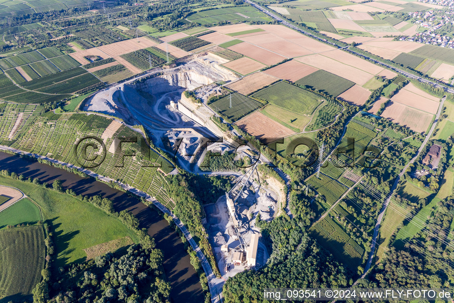 Luftbild von Steinbruch Mundelsheim zum Abbau und zur Gewinnung von Split hinter Rebhängen am Neckar in Mundelsheim im Bundesland Baden-Württemberg, Deutschland