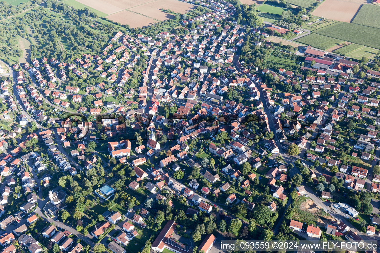 Ortsansicht der Straßen und Häuser der Wohngebiete in Erdmannhausen im Bundesland Baden-Württemberg, Deutschland
