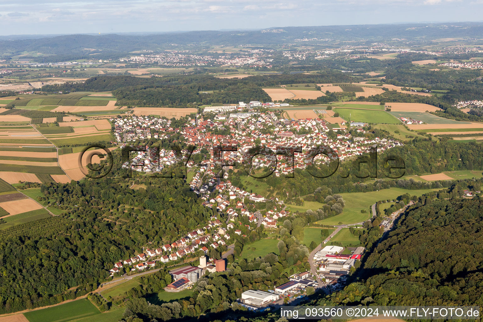 Dorf - Ansicht am Rande von landwirtschaftlichen Feldern und Nutzflächen in Kirchberg an der Murr im Bundesland Baden-Württemberg, Deutschland
