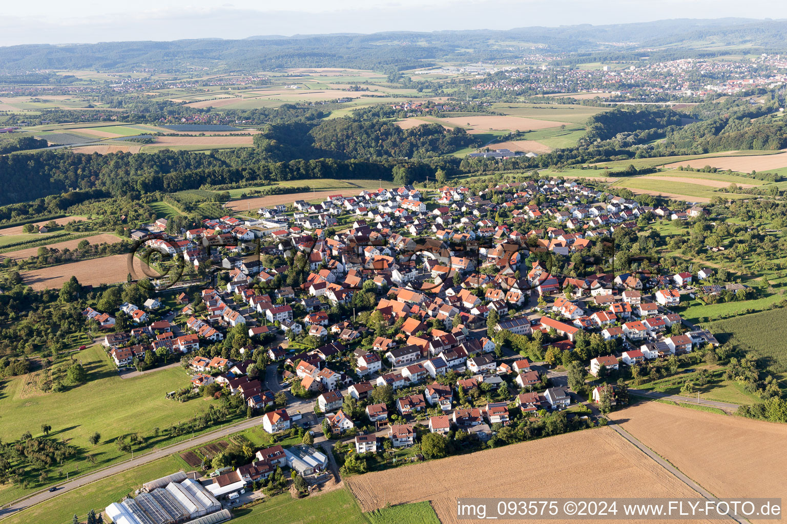Ortsansicht der Straßen und Häuser der Wohngebiete im Ortsteil Erbstetten in Burgstetten im Bundesland Baden-Württemberg, Deutschland