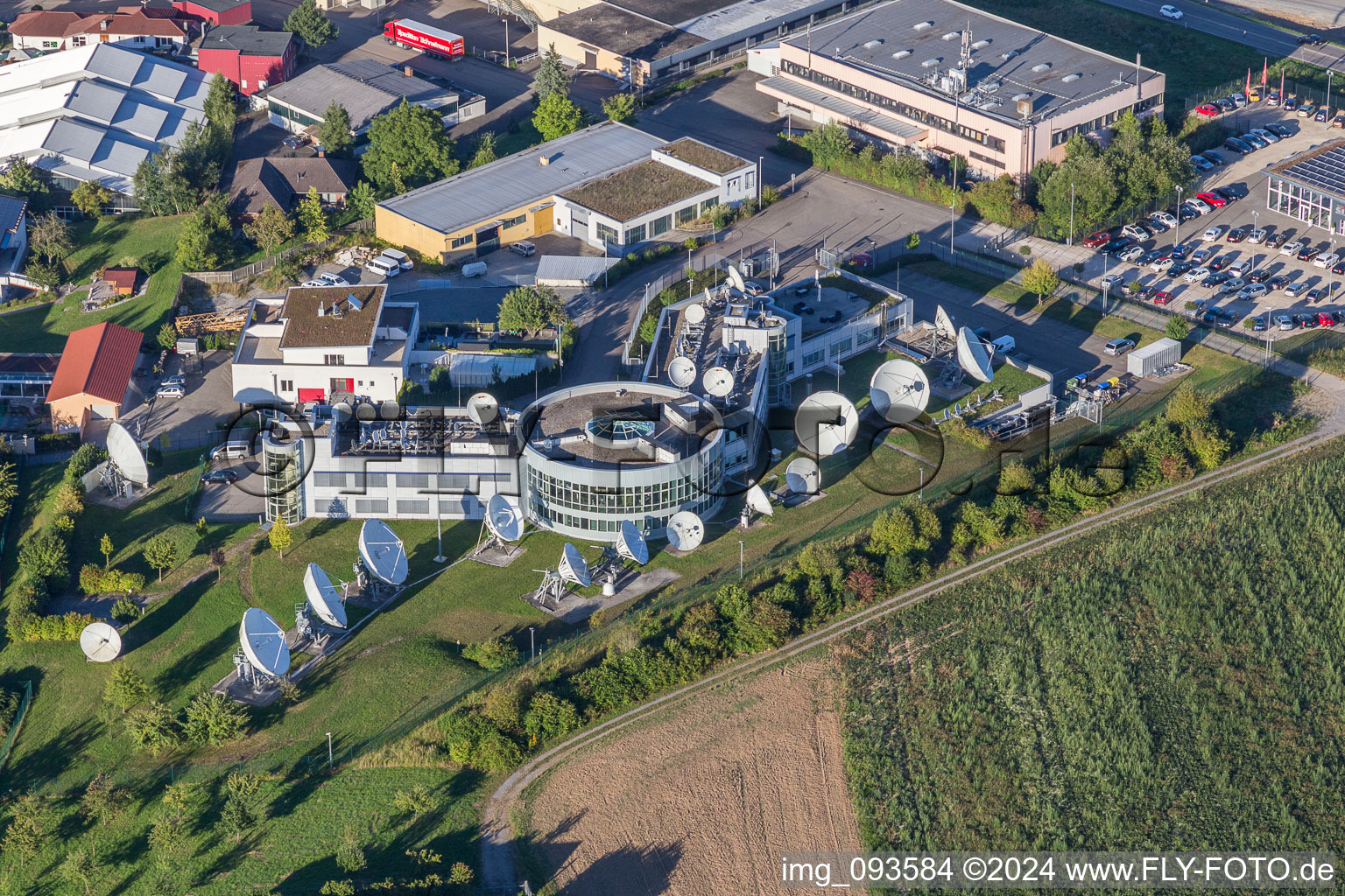 Parabolspiegel von Satellitenschüsseln der Firma Signalhorn in Waldrems in Backnang im Bundesland Baden-Württemberg, Deutschland