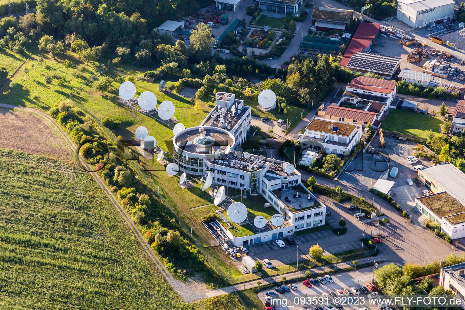 Luftbild von Parabolspiegel von Satellitenschüsseln der Firma Signalhorn in Waldrems in Backnang im Bundesland Baden-Württemberg, Deutschland