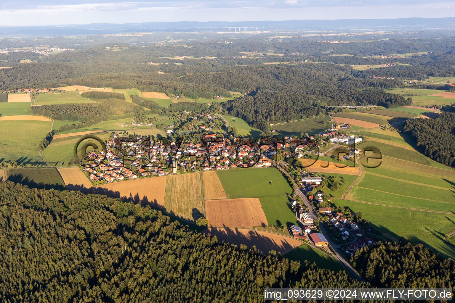 Dorf - Ansicht am Rande von landwirtschaftlichen Feldern und Nutzflächen in Kaisersbach im Bundesland Baden-Württemberg, Deutschland