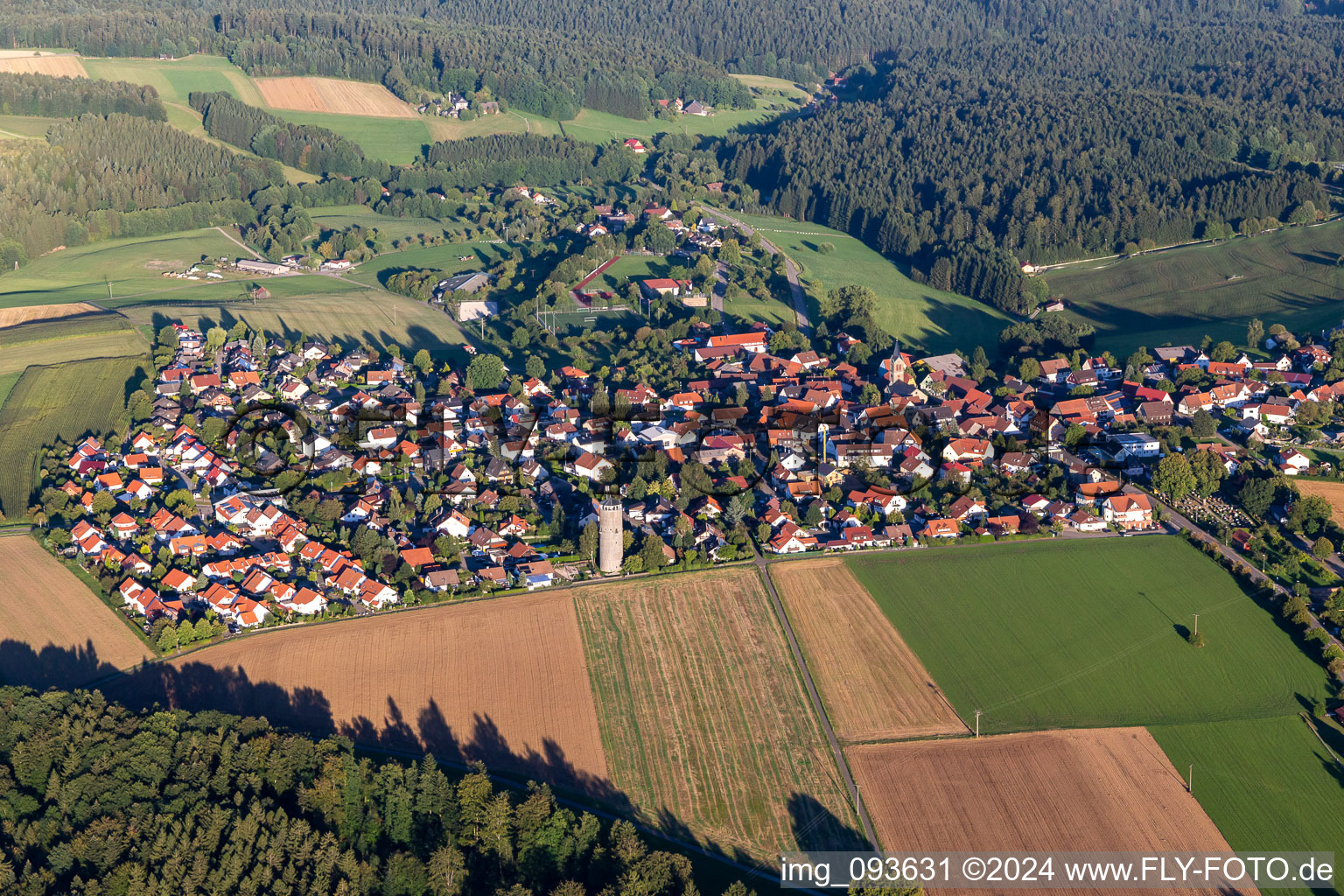 Luftbild von Dorf - Ansicht am Rande von landwirtschaftlichen Feldern und Nutzflächen in Kaisersbach im Bundesland Baden-Württemberg, Deutschland
