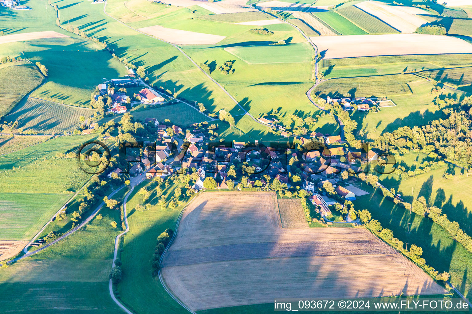 Dorf - Ansicht am Rande von landwirtschaftlichen Feldern und Nutzflächen im Ortsteil Engelhofen in Obersontheim im Bundesland Baden-Württemberg, Deutschland