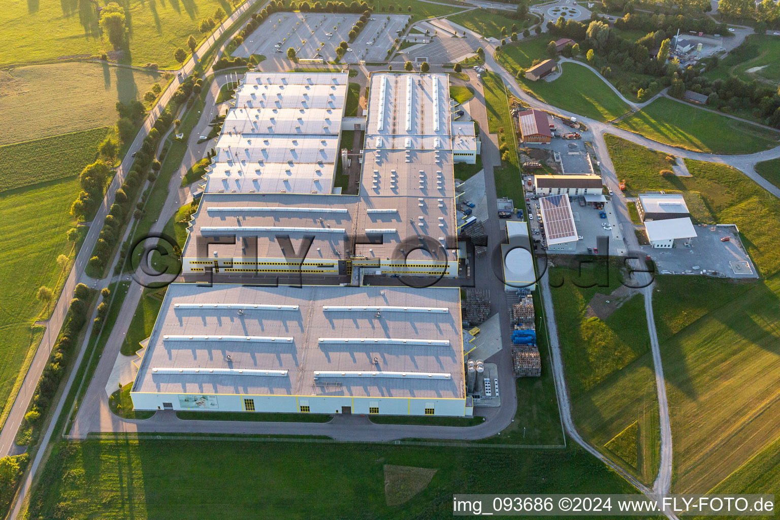 Gebäude und Produktionshallen auf dem Werksgelände Alfred Kärcher Gmbh &  und SW-Automobile GmbH in Obersontheim im Bundesland Baden-Württemberg, Deutschland
